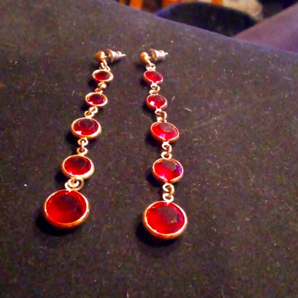 Classy gold dangling earrings with red crystals